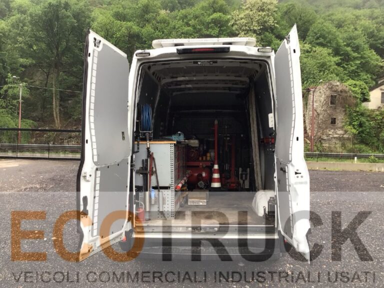 Officina mobile Iveco Daily con allestimento